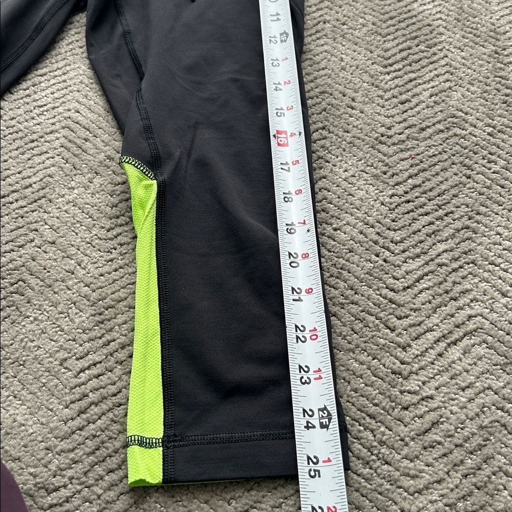 Lululemon Women's Capri Leggings Size 4 Black Black and Green Bottoms - Picture 10 of 12